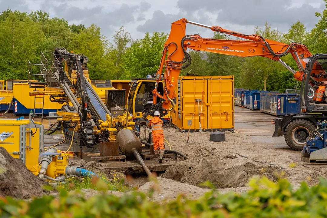 Gestuurde boring op een bouwplaats vastgelegd tijdens een bedrijfsreportage.