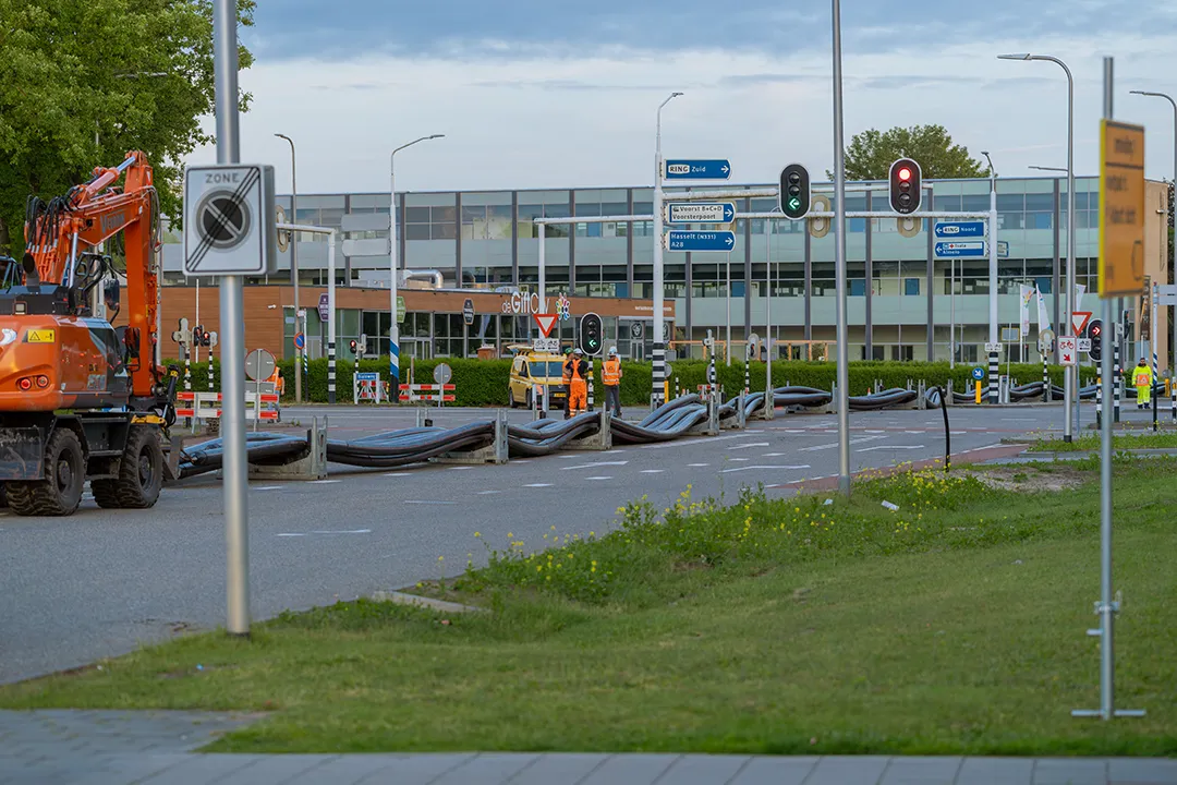 Kabelwerkzaamheden in de openbare ruimte gefotografeerd tijdens een infrastructuurproject.