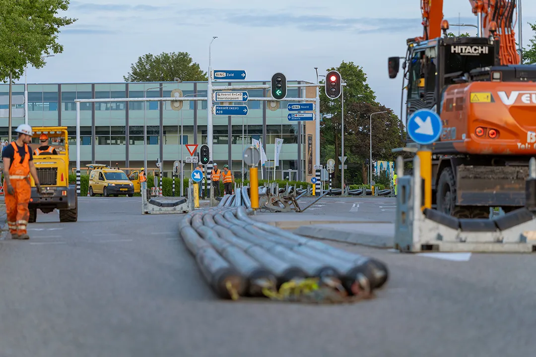 Ondergrondse kabels gereed voor aanleg tijdens een infrastructuurproject.