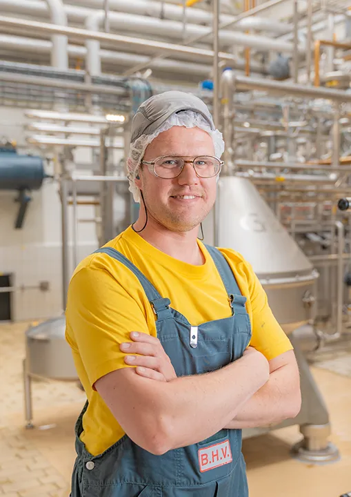 Portret van productiemedewerker in een moderne productielocatie.