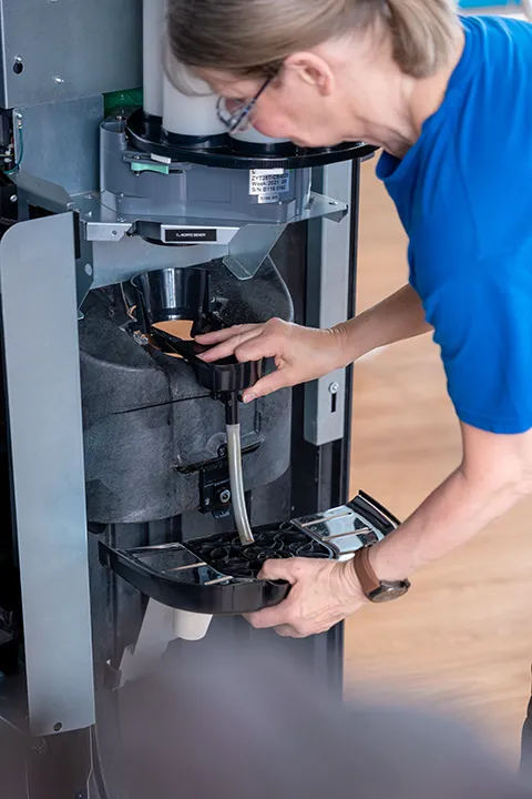 Servicemonteur voert onderhoud uit aan een industriële installatie.