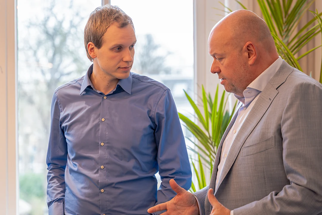 Twee collega's bespreken een project tijdens een overleg