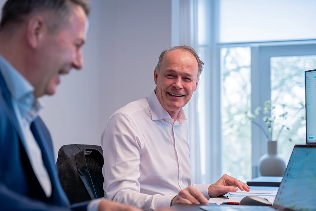 Twee medewerkers in overleg tijdens een bedrijfsreportage in Zwolle
