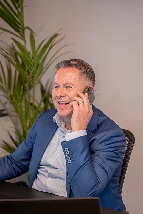 Zakelijk portret van een ondernemer die telefoneert
