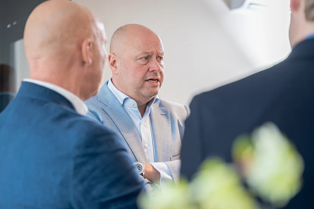 Collega presenteert een idee tijdens een zakelijke bijeenkomst