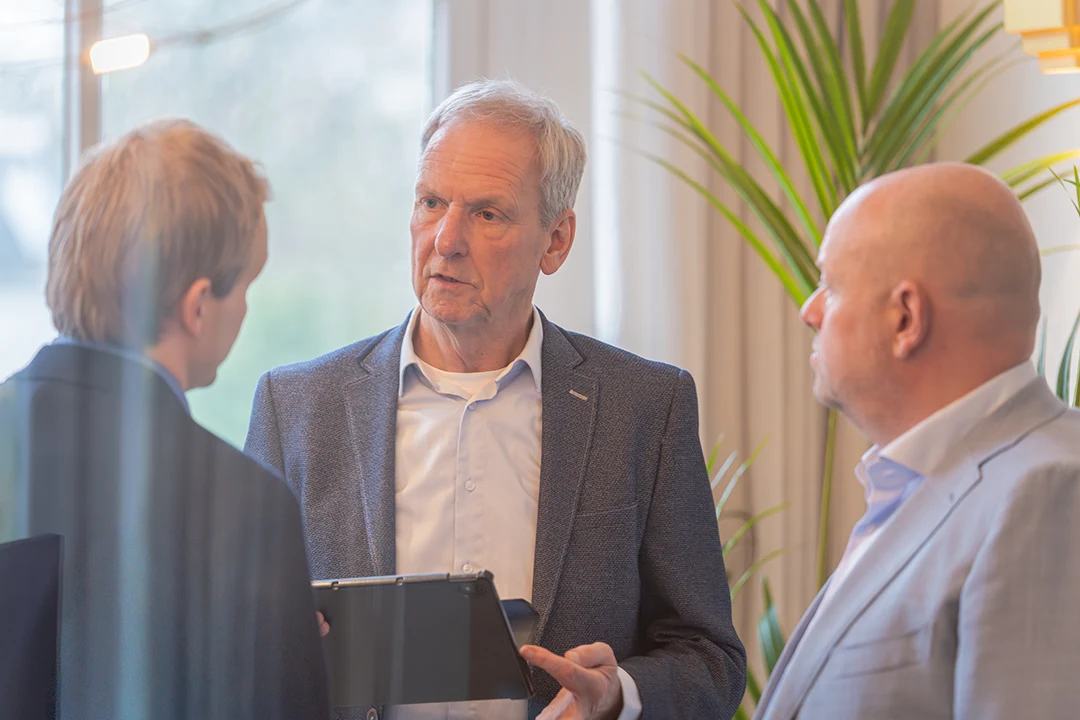Zakelijk overleg tussen collega's tijdens een vergadering op kantoor