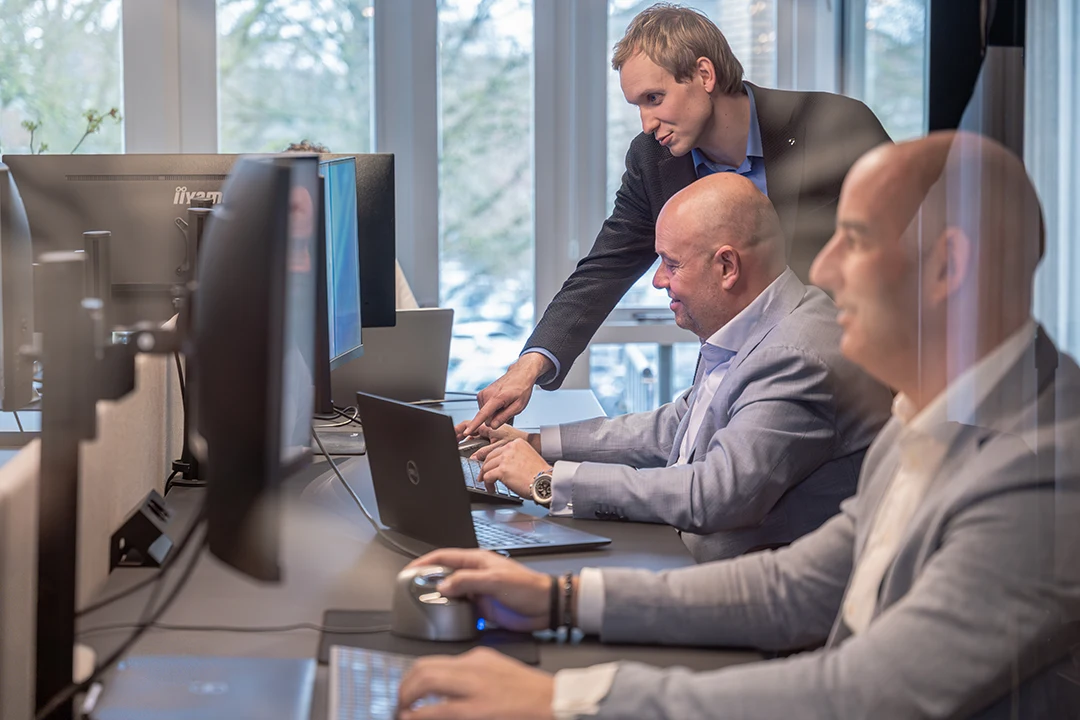 Team werkt samen achter computers tijdens een werkdag