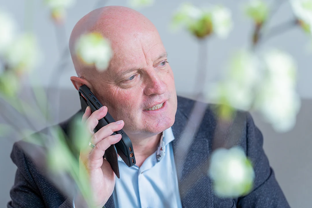 Zakelijk portret van een medewerker die telefoneert op kantoor