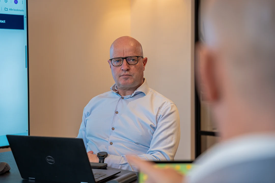 Zakelijk portret van een medewerker tijdens een presentatie