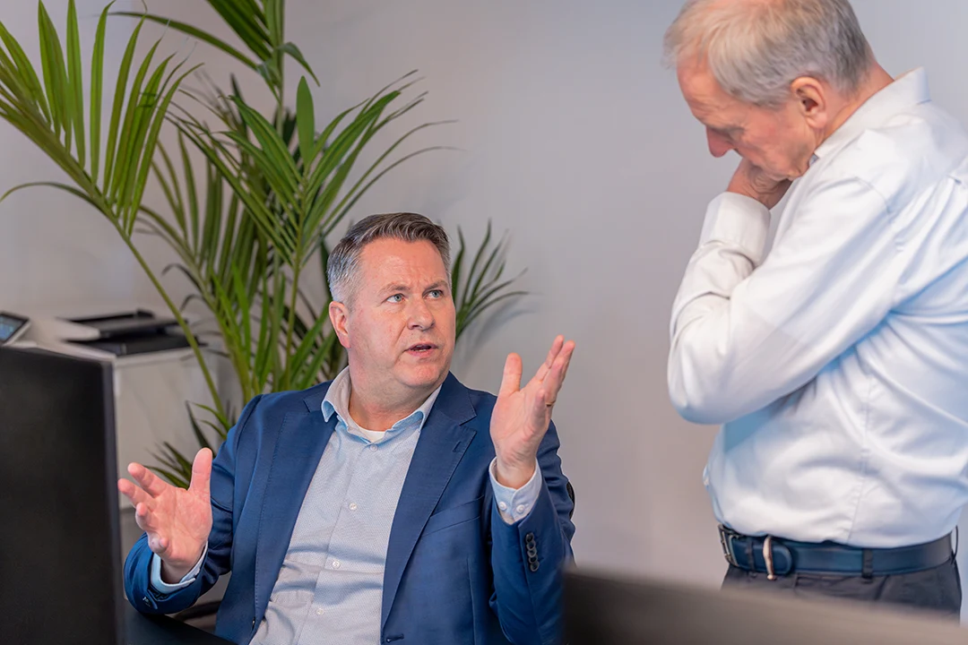 Medewerker legt een idee uit tijdens een teamoverleg