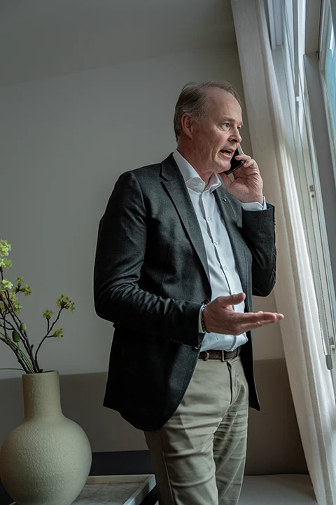 Ondernemer belt met een klant tijdens een bedrijfsreportage