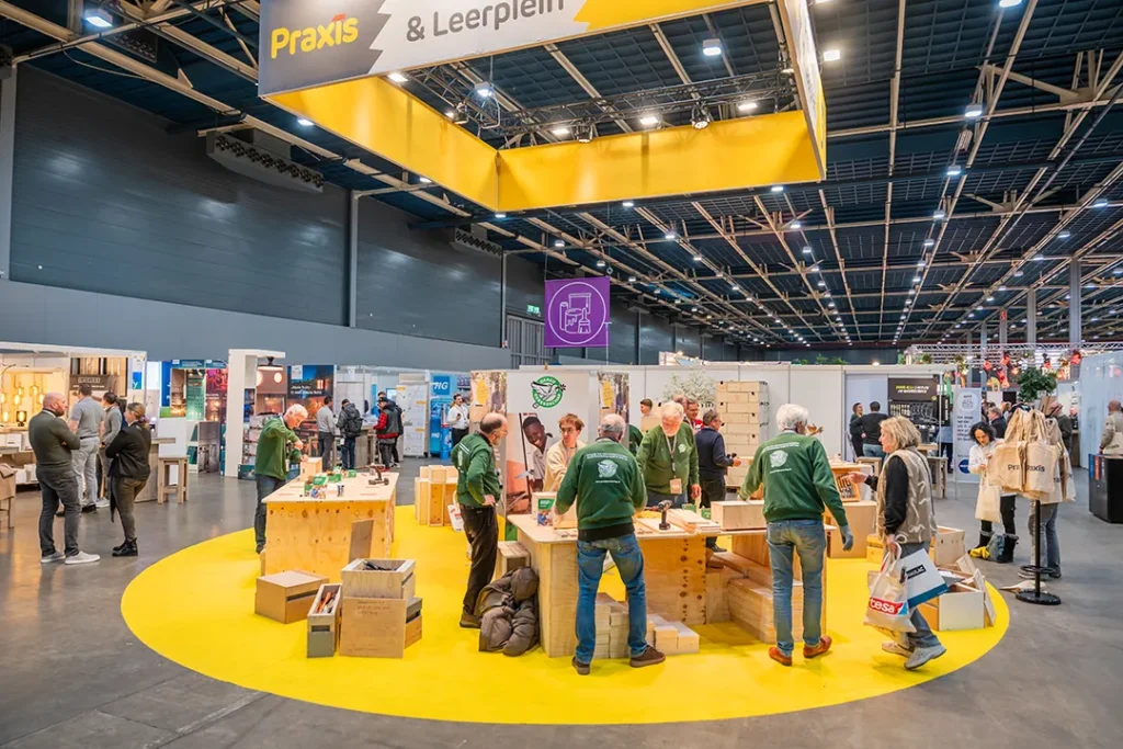 Overzicht van een beursvloer tijdens een zakelijk evenement