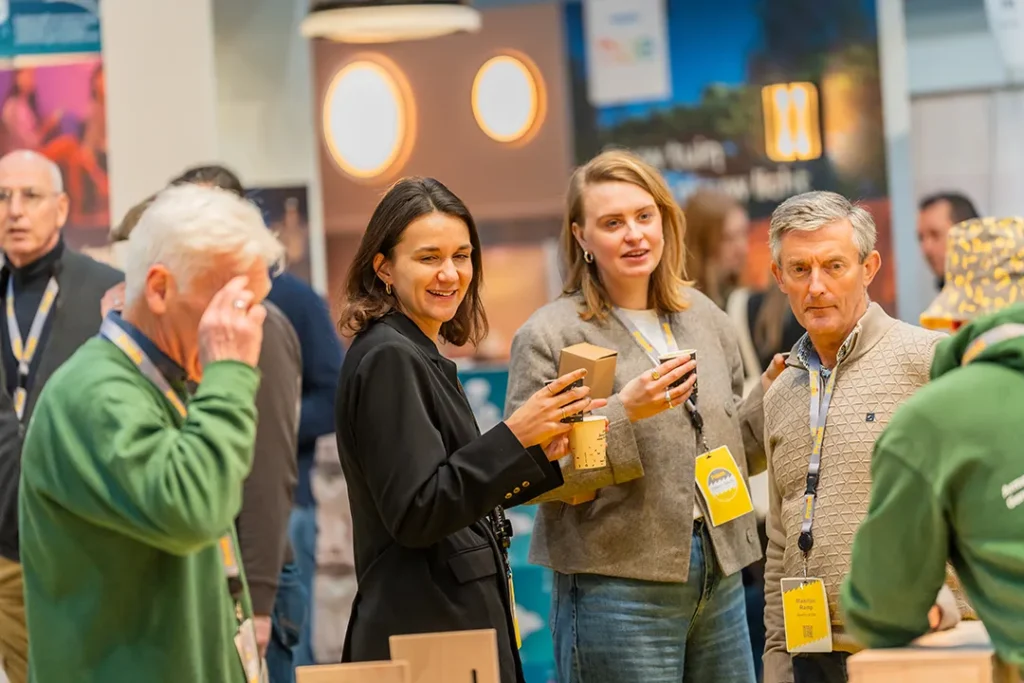 Bezoekers praten bij tijdens een pauze op een evenement
