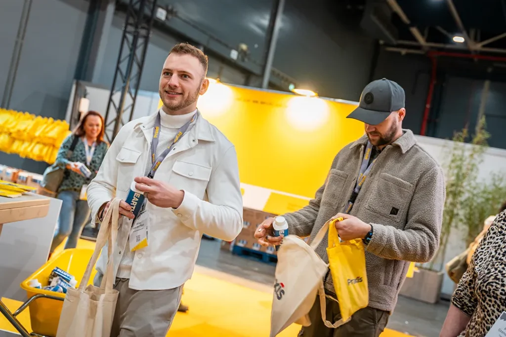 Bezoekers ontvangen een goodiebag tijdens een bedrijfsevenement