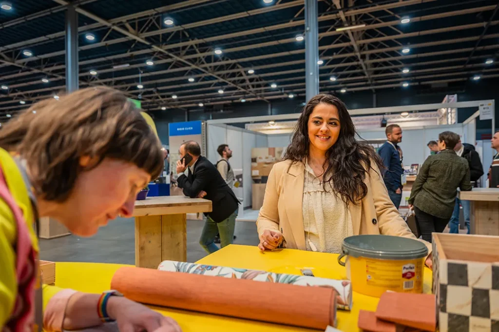Demonstratie op een beurs tijdens een zakelijk evenement