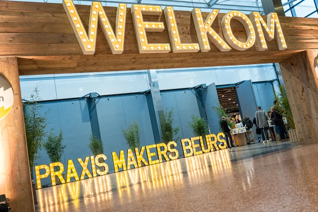 Entree van een zakelijk evenement met verlichte welkomstboog