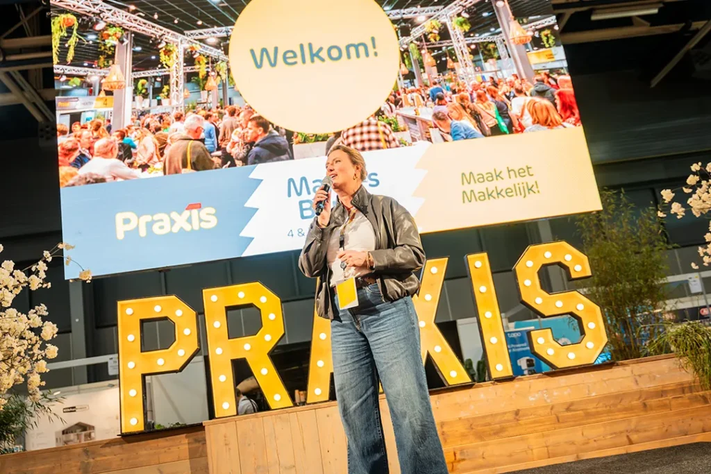 Spreker opent een zakelijk evenement op het podium