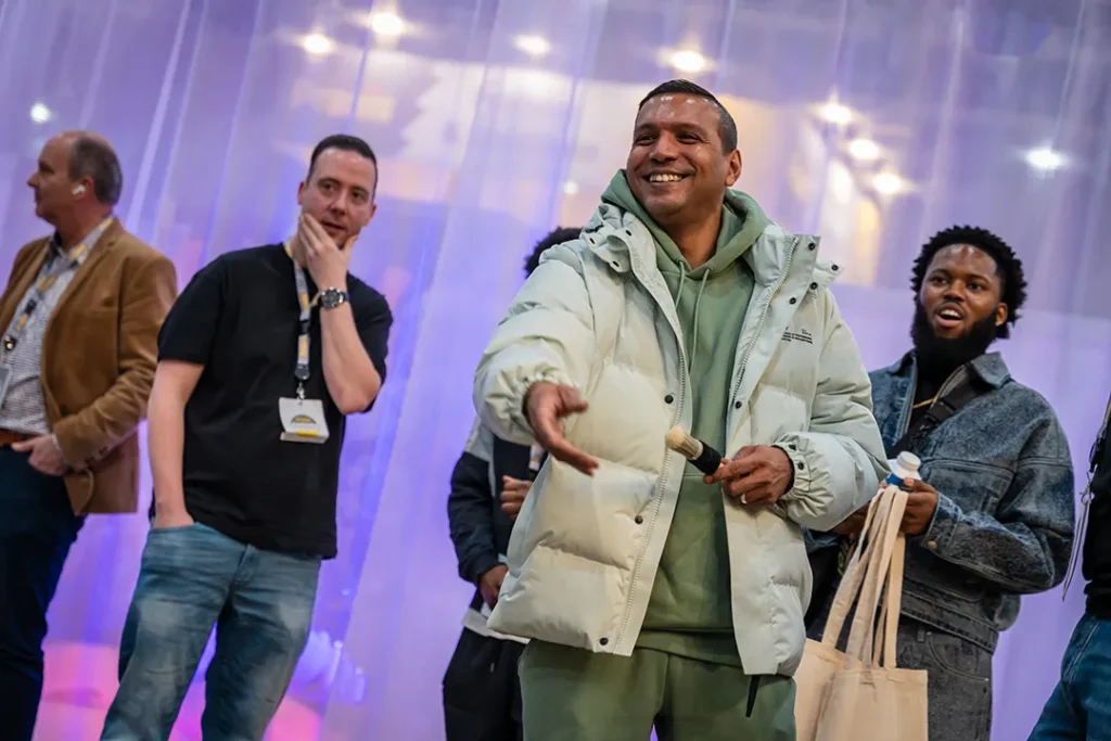 Bezoekers nemen deel aan een interactieve activiteit tijdens een evenement