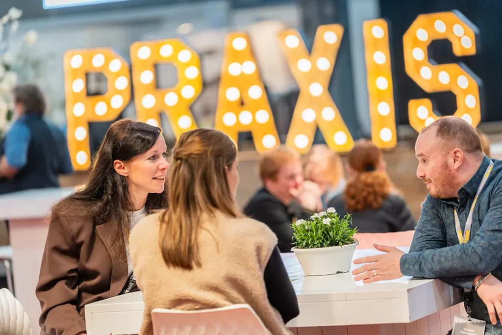 Netwerkgesprek tijdens een zakelijk evenement