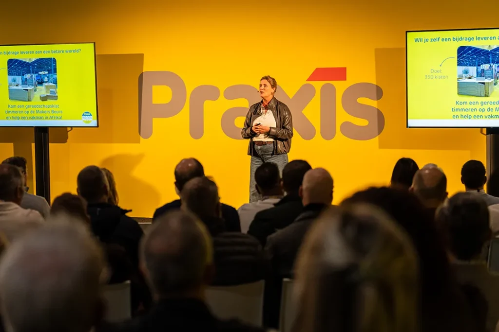Presentatie op het hoofdpodium tijdens een zakelijk evenement